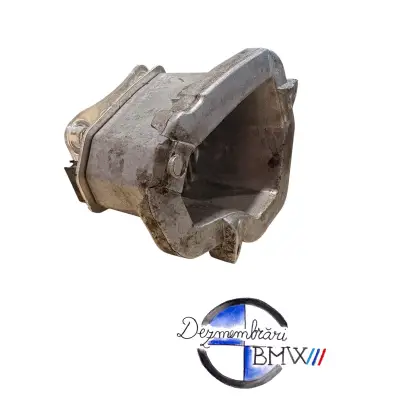 Modul far, modul semnalizare dreapta cod 7271902, prezinta defect la o ureche de prindere 63117271902
